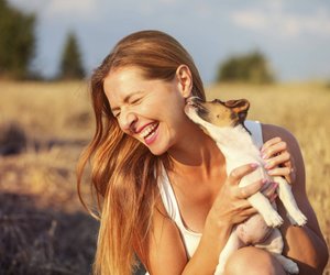 Dein Hund leckt dich ab? Dann möchte er dir etwas sagen