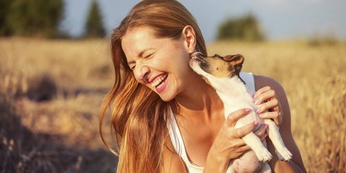 Dein Hund leckt dich ab? Dann möchte er dir etwas sagen