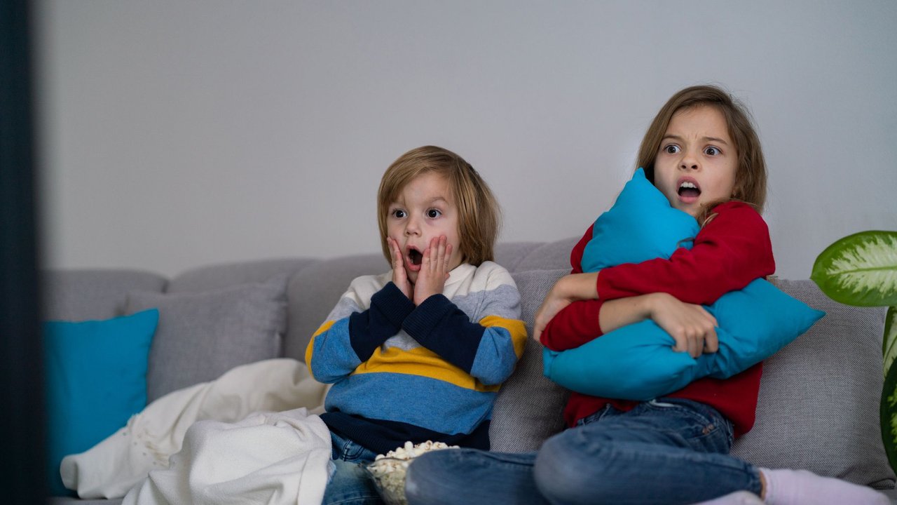 Kinder genervt vorm Fernseher: Werbung bei Amazon Prime ist eine der Änderungen und Neuerungen im Februar 2024
