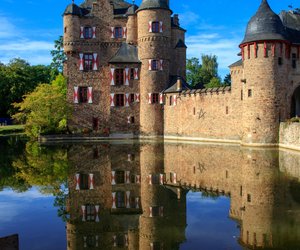 Wie ein Märchenschloss: Diese Wasserburg im Rheinland ist einen Besuch wert