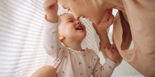 Diese Namen sind out! 25 Babynamen, die du 2025 besser nicht vergibst – und was du stattdessen nehmen kannst