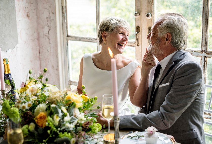 Geschenke Goldene Hochzeit: Glückliches älteres Paar feiert 50. Hochzeitstag