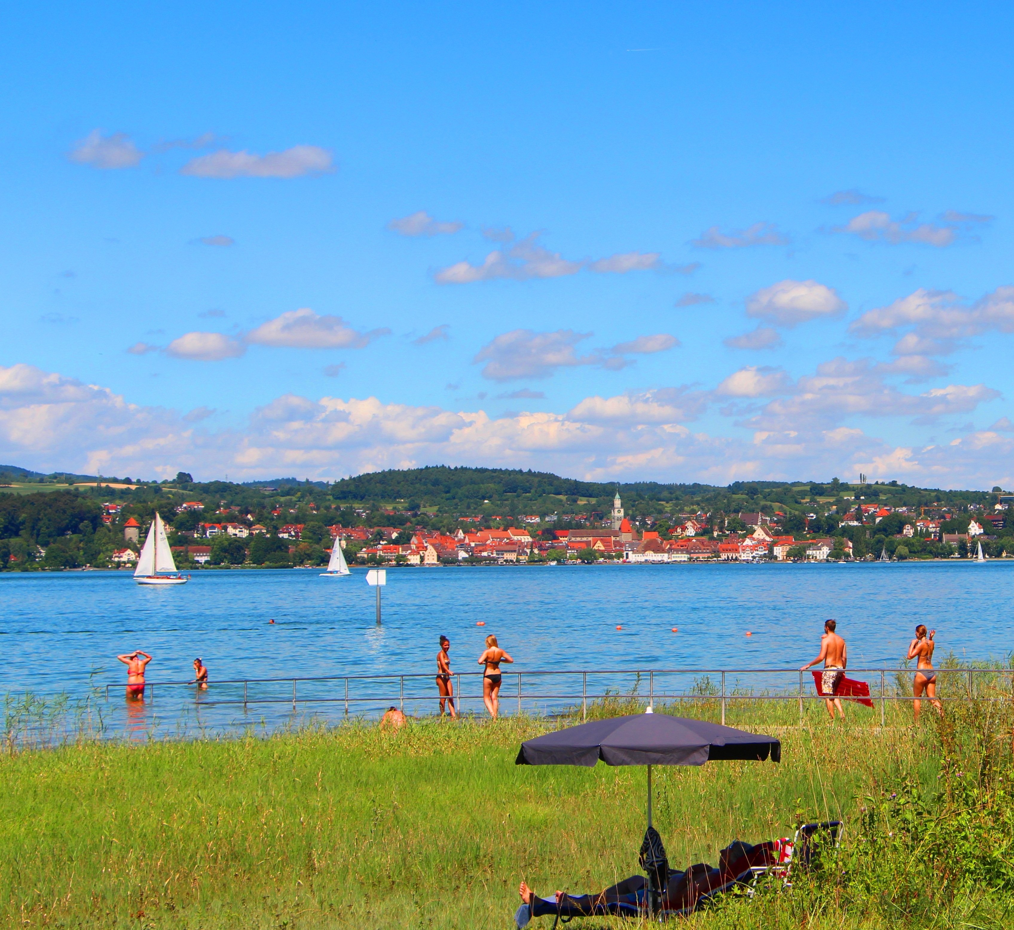Strandbad Wallhausen mit Liegewiese und badenden Menschen