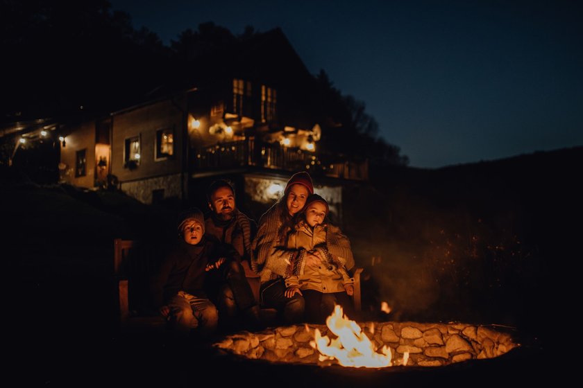 Eine Familie erzählt sich Geschichten vorm Lagerfeuer