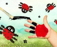 Marienkäfer malen mit Fingerfarben