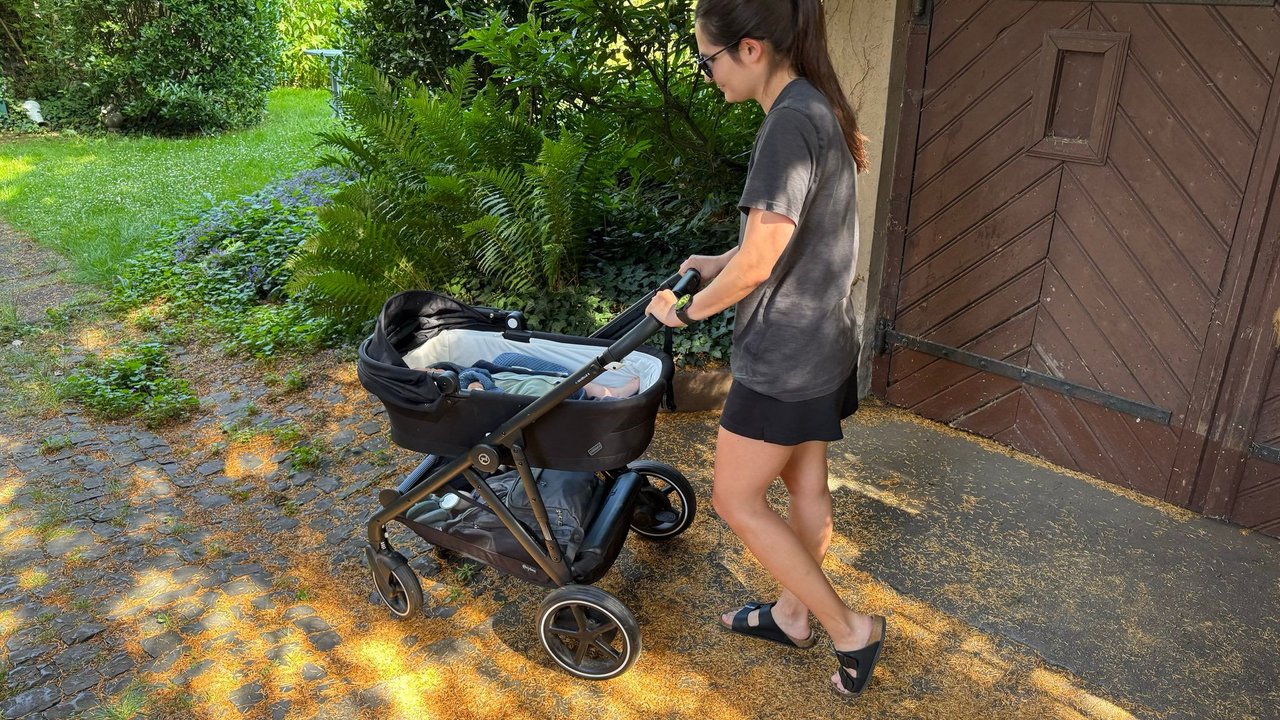 Cybex e-Gazelle s - Mutter schiebt Kinderwagen