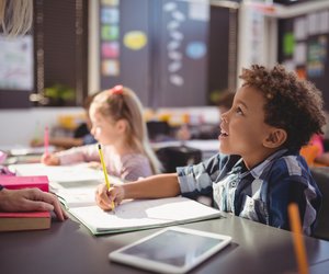 Studie: Lernen Kinder besser mit Stift und Papier oder am Tablet?