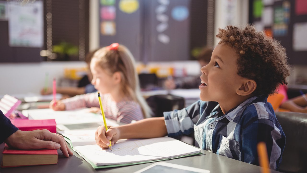 Studie: Lernen Kinder besser mit Stift und Papier oder am Tablet?