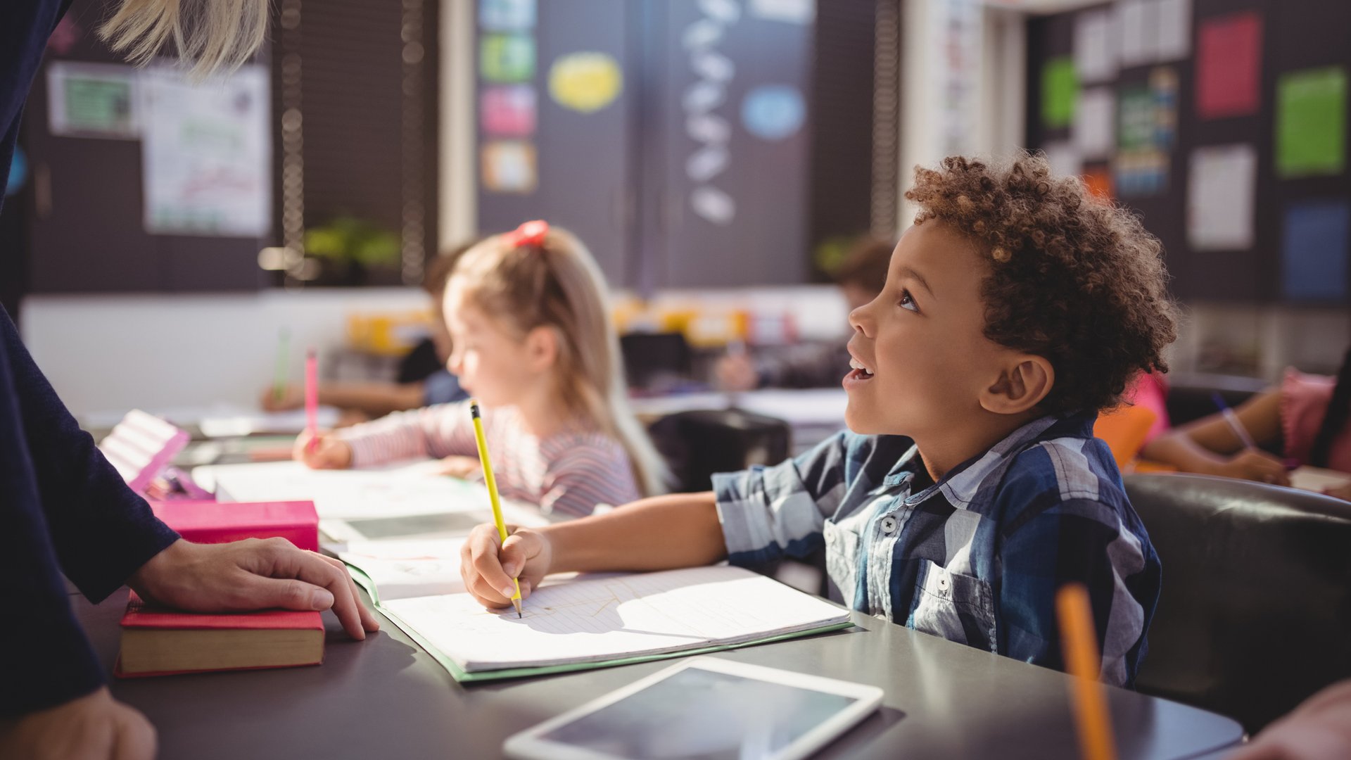 Studie: Lernen Kinder besser mit Stift und Papier oder am Tablet?