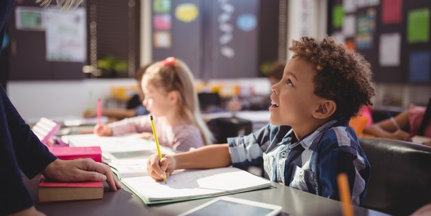 Studie: Lernen Kinder besser mit Stift und Papier oder am Tablet?