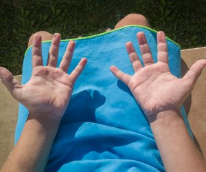 Warum schrumpeln Finger im Wasser – für Kinder erklärt