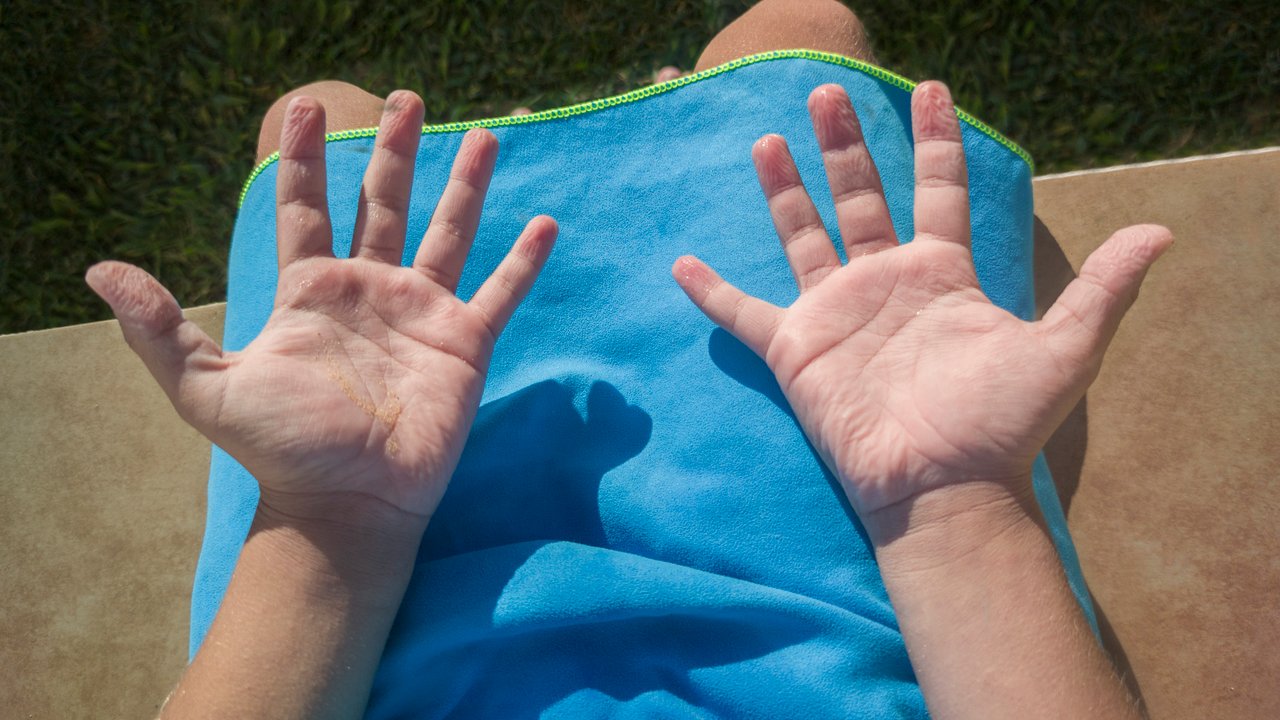 Beim Baden bekommen die Finger Falten.