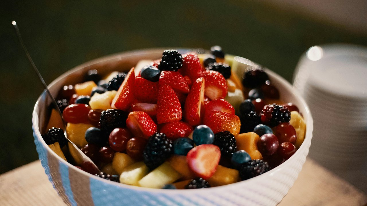 Diesen Obstsalat kannst du ganz schnell mit dem Schneidebecher von Amazon zaubern.
