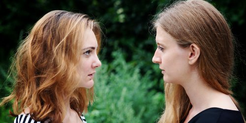 "War doch nur ein Witz" - Wenn deine beste Freundin deine tiefsten Wunden zur Unterhaltung nutzt