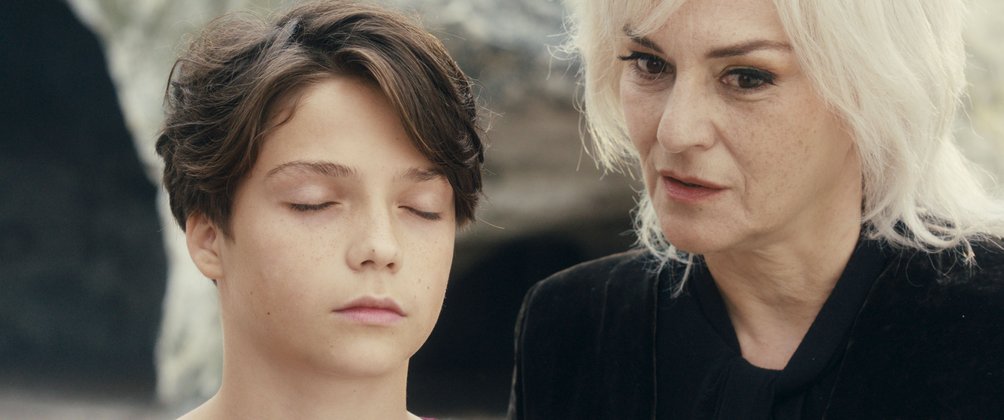 Woodwalkers: Die Clearwater High ist eine Schule für besondere Kinder: Die Schulleiterin Lissa Clearwater (Martina Gedeck) bringt Carag (Emile Chérif) bei, sich in einen Puma zu verwandeln.