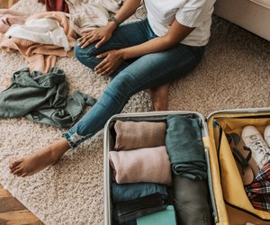 Platzsparend Packen: Socken und Unterwäsche gehören so in den Koffer