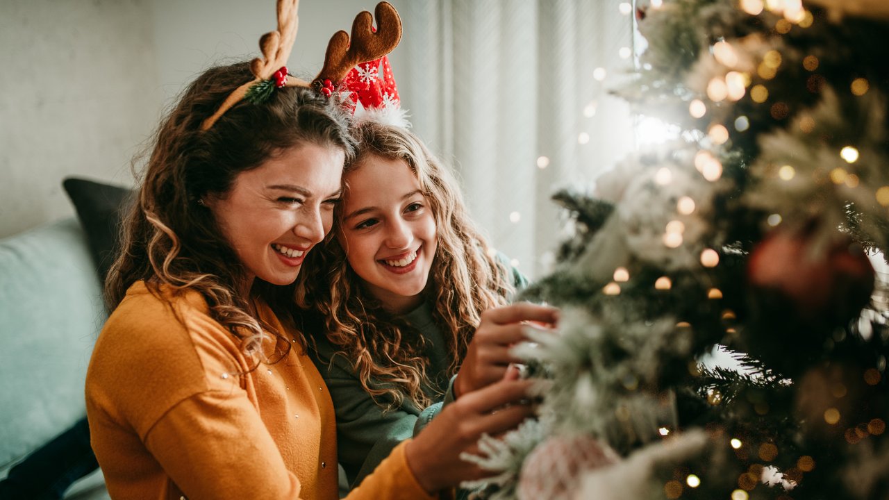 Weihnachten, aber bitte besinnlich? Mit der Weihnachtsglocke von Amazon holst du dir niedliche Weihnachtsbilder an den Baum.