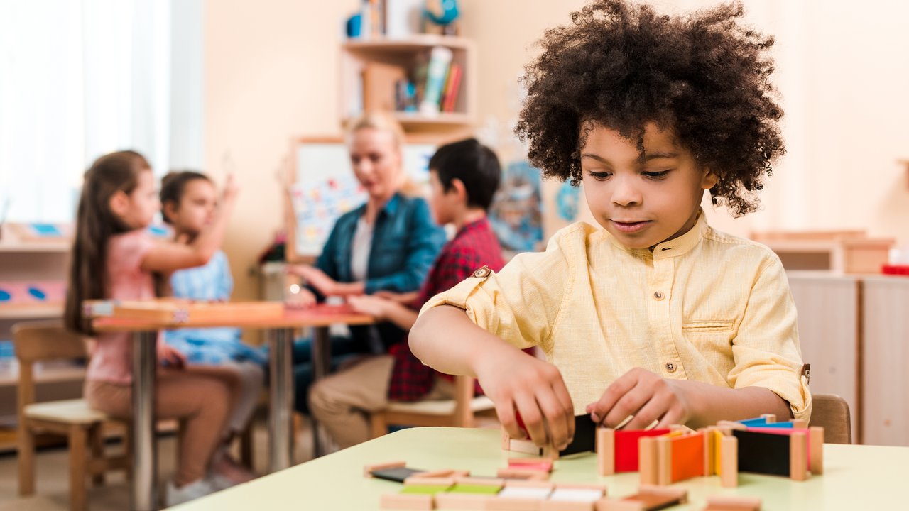 Montessori-Pädagogik: Kind spielt in Montessori-Schule