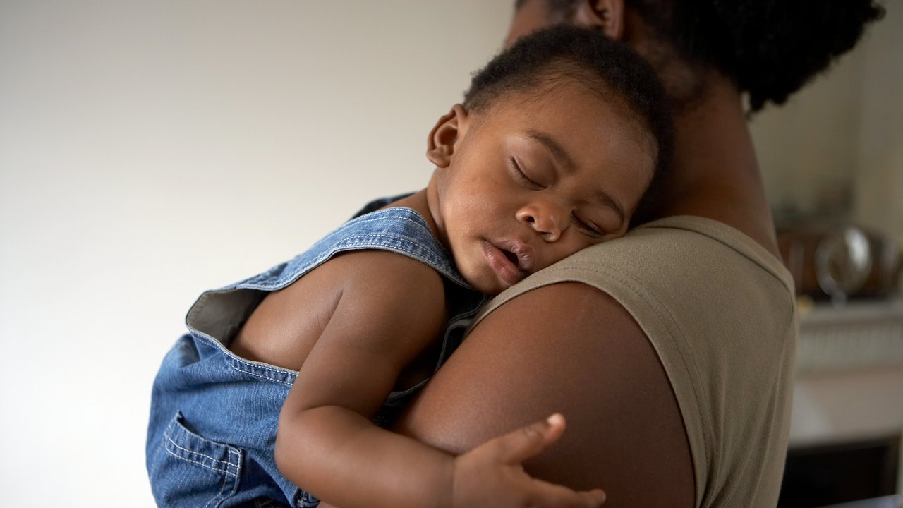 Das schlafende Baby ablegen: Klingt einfacher, als es manchmal ist …