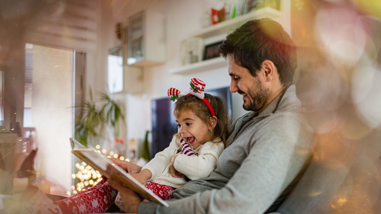 Weihnachtsgeschichten zum Vorlesen: Papa liest Kind Geschichte vor