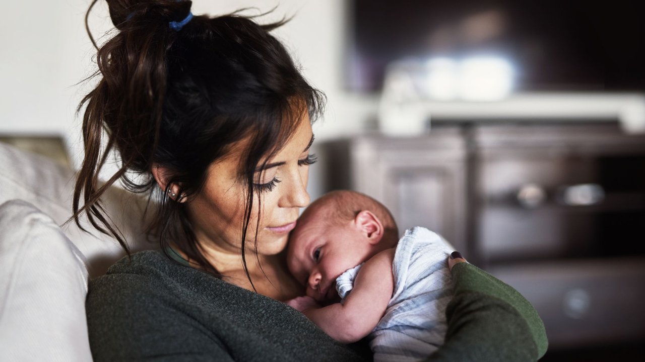 Schwangerschaftsvergiftung nach Geburt: Mama hält Neugeborenes