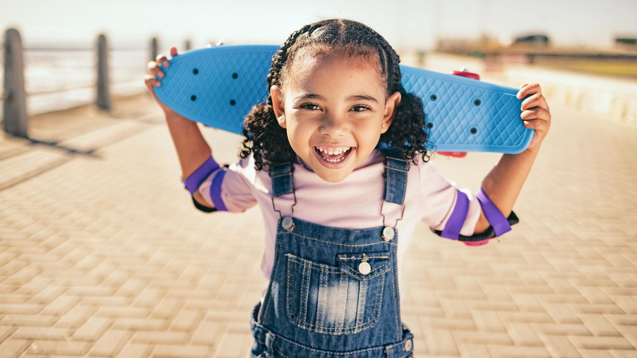 Einschulung mit 5: Vorschülerin mit Skateboard