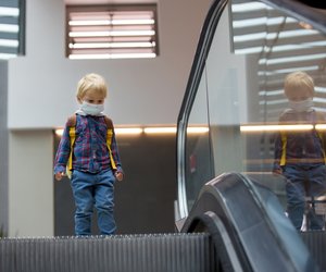 So schnell kann eine Rolltreppe für Kinder zur Gefahr werden: 10 Tipps für mehr Sicherheit