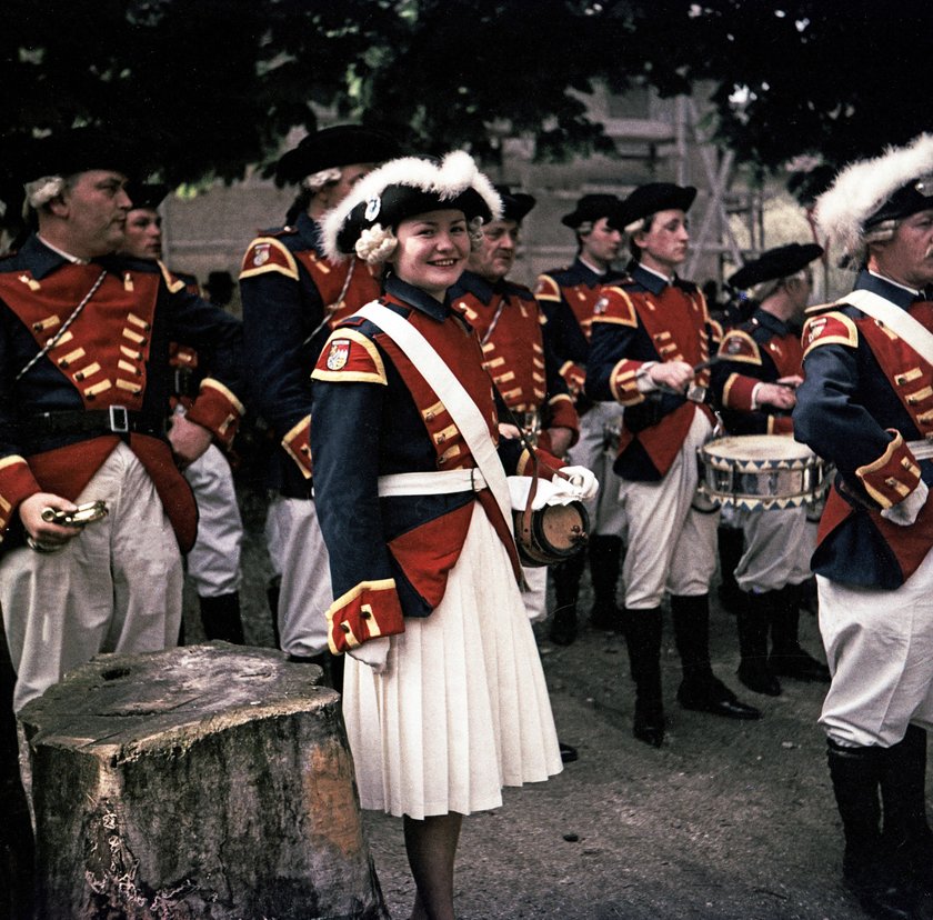 Schützenfest in Bayern Marketenderin eines Musikzuges vor einem Umzug bei einem Schützenfest in einem Dorf in Bayern, Deutschland Mitte 1960er Jahre.