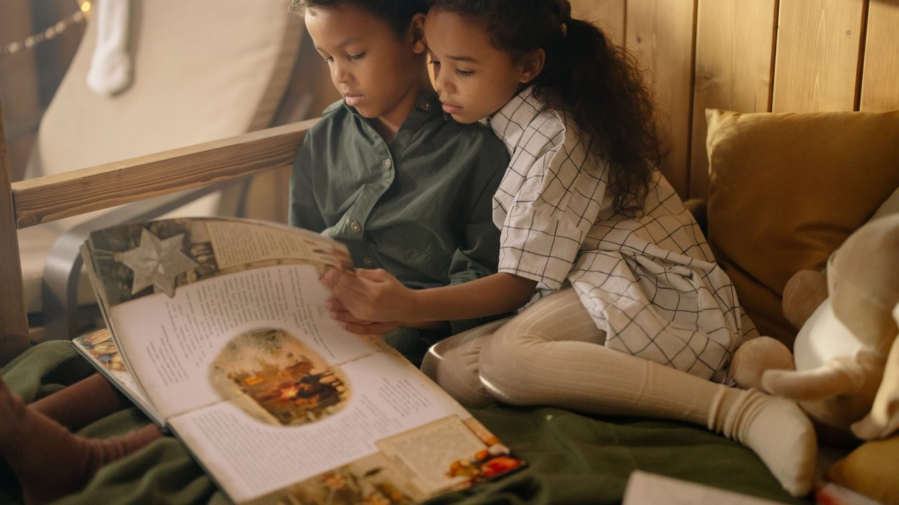 Bilder im Märchenbuch helfen, die Fantasie anzuregen.