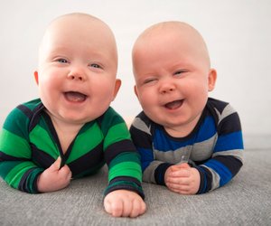 Zwillingsnamen: So findet ihr die richtigen Babynamen im Doppelpack!