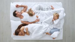 Familie schäft gemeinsam im Bett