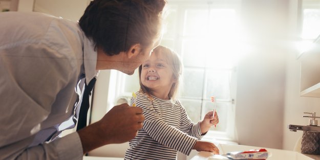 Zähneputzen bei Kleinkindern: Das ist wichtig & diese Tricks machen es leichter