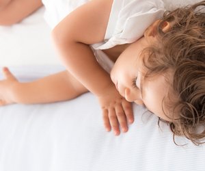 Schlafenszeit für Kinder: Tabellen und Tipps, wann Kids ins Bett sollten