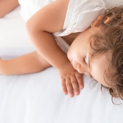 Mehr Ruhe für alle: Wie wir die beste Schlafenszeit für unsere Kinder bestimmen