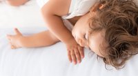 Schlafenszeit für Kinder: Tipps und Tabellen, wann Kids ins Bett sollten