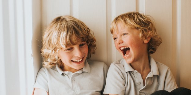 Aprilscherze für Kinder: 21 kindgerechte Streiche, über die alle lachen können