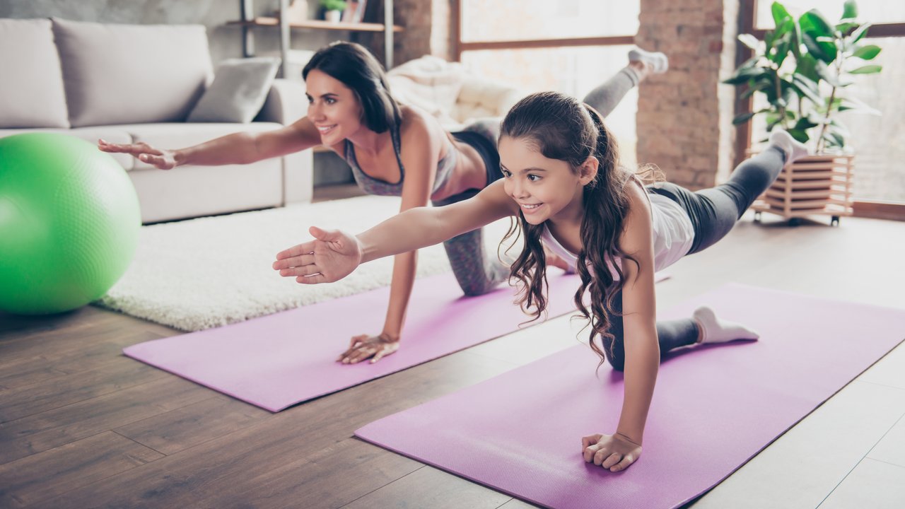 Yogamatten-Test - Mutter und Tochter beim Yoga