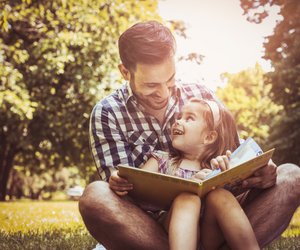 Papa liest ein Buch: Erziehungsratgeber für Väter