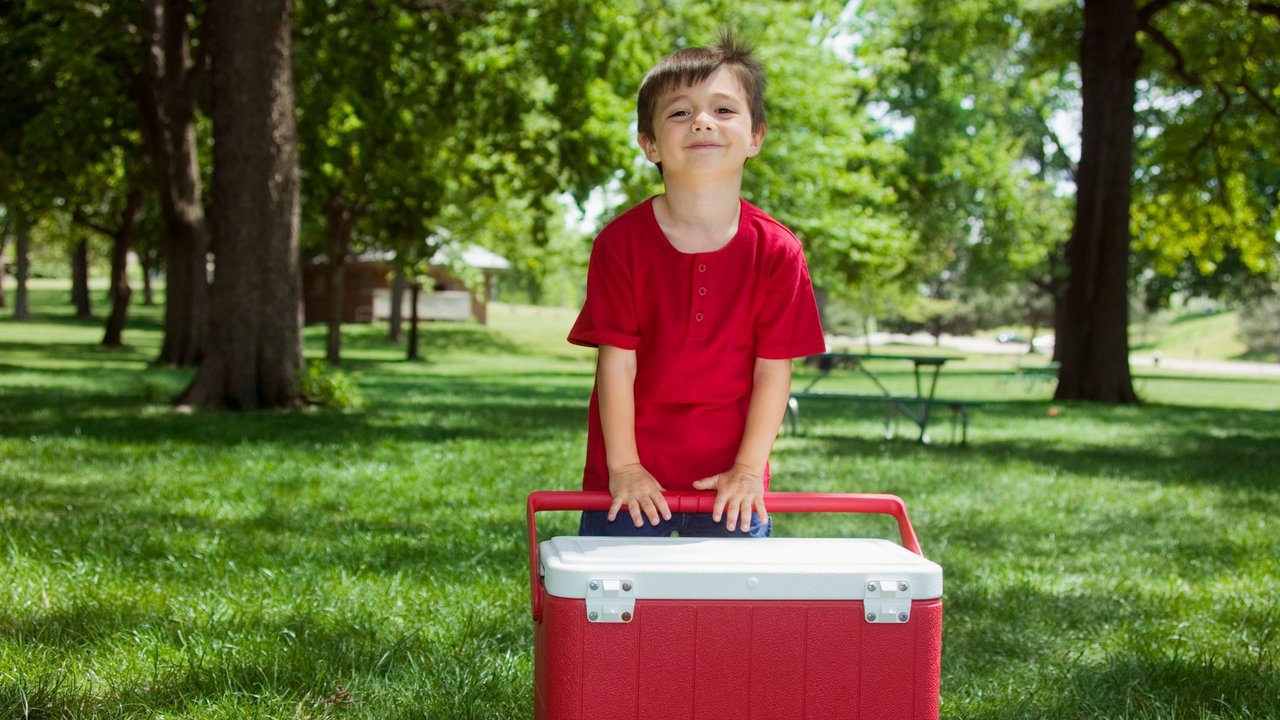 Kühltaschen-Test - Junge mit Kühltasche