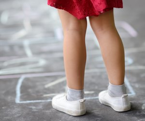 Kleinkinder mit X-Beinen: Harmlos oder ein Problem?