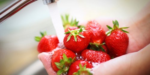 Erdbeeren waschen: Diese 3 Fehler machen wir fast alle