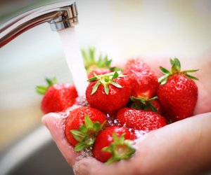 Erdbeeren waschen: Diese 3 Fehler machen wir fast alle