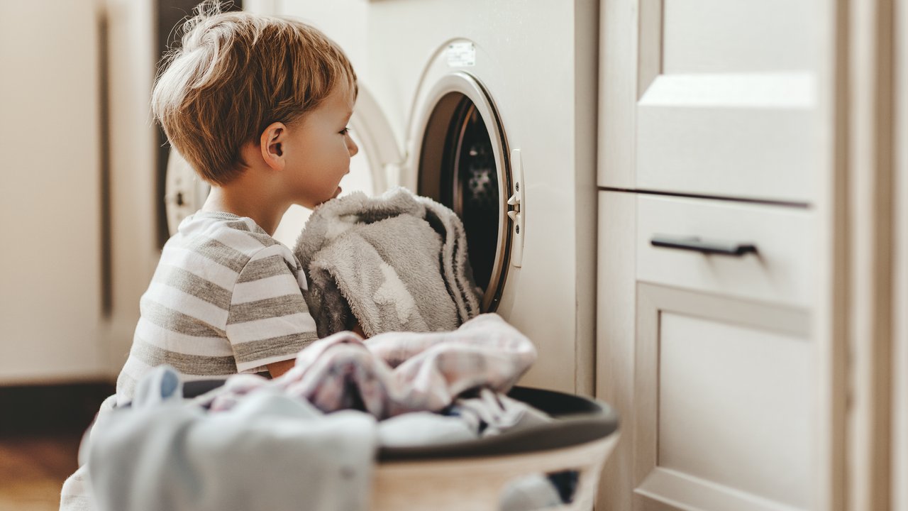 Montessori-Haushalt: Kleinkind räumt Waschmaschine aus