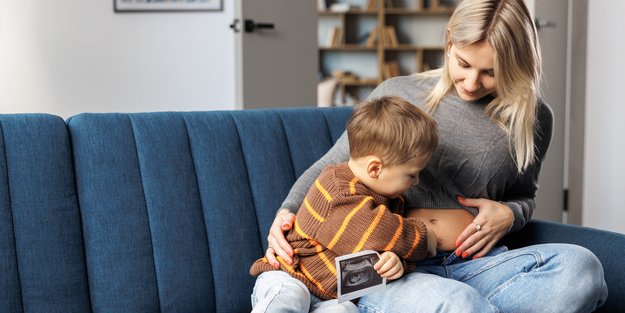 7 Montessori-inspirierte Tipps, wie du dein Kind auf ein Geschwisterchen vorbereitest