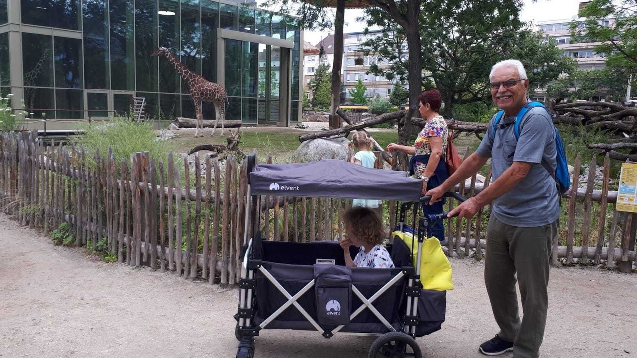 Bollerwagen Test: Auch mit Schieben kommt man mit dem FamilyStar2 von Elvent gut voran.