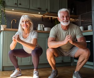 Fit bleiben als Boomer: 8 kleine einfache Alltagsübungen ohne Sportgeräte