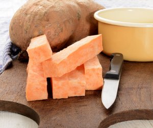 Perfekt für Herbstgenüsse: Die leuchtend orangene Gusseisen-Pfanne von Tchibo