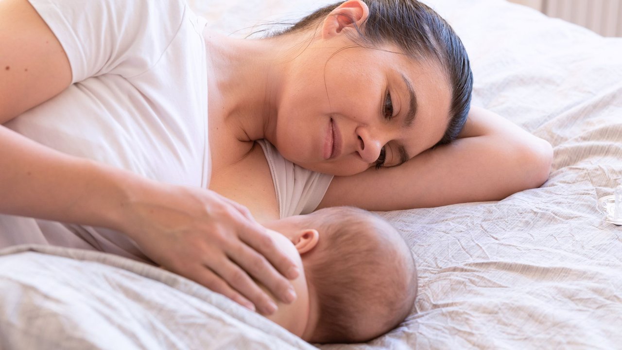 Frau still Baby auf der Seite liegend im Bett