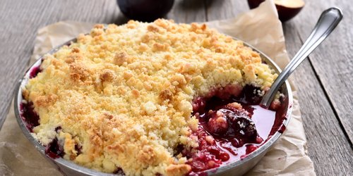 Zwetschgen-Crumble-Rezept: So einfach backt ihr den Herbst-Klassiker