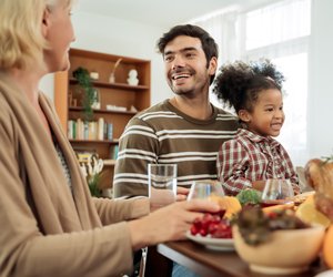 7 Sätze, die ihr nie zu eurem Kind sagen solltet, wenn es ums Essen geht (und die Alternativen)